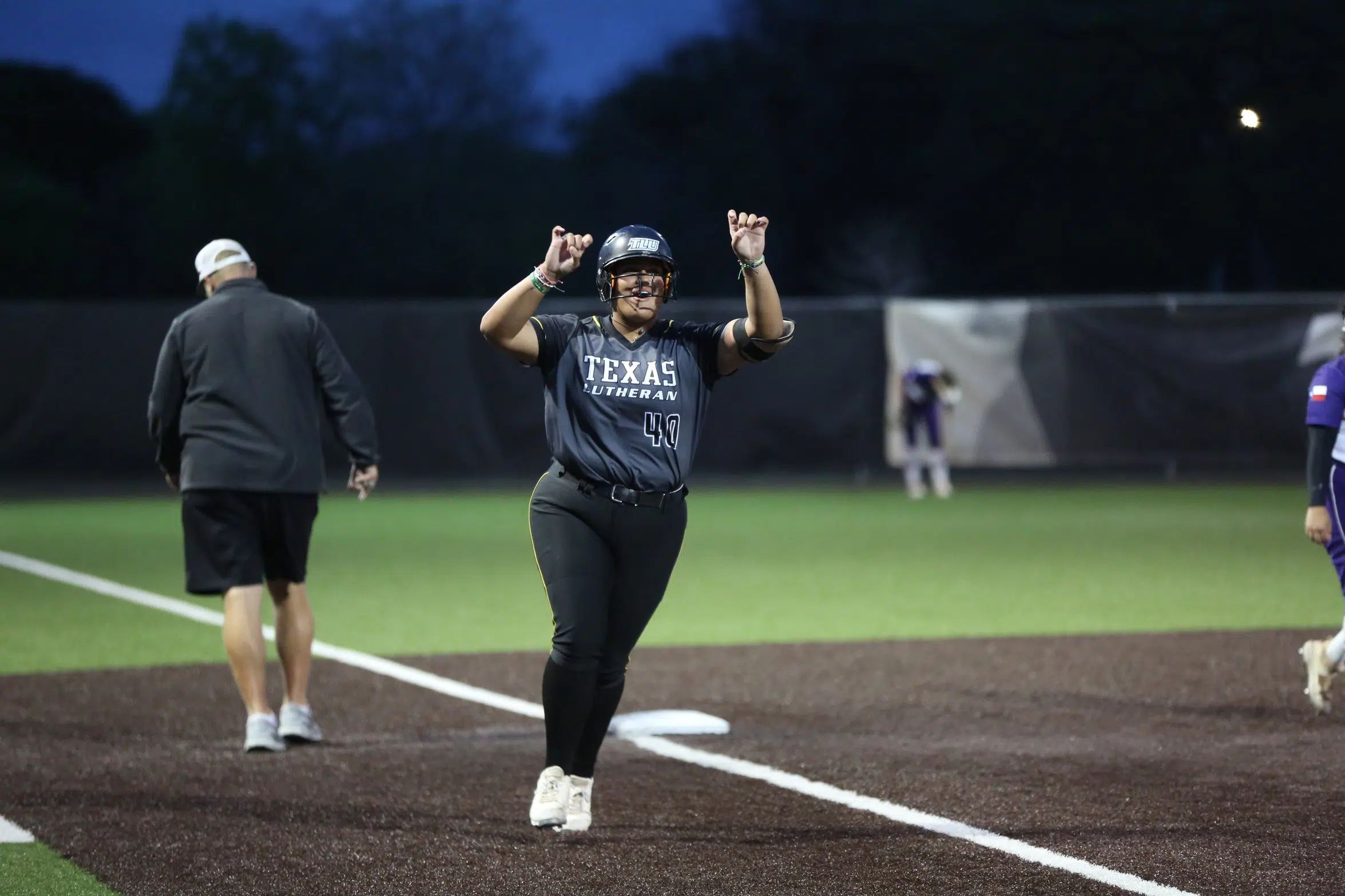 SOFTBALL -- No. 4 Bulldogs Use Long Ball to Sweep UMHB