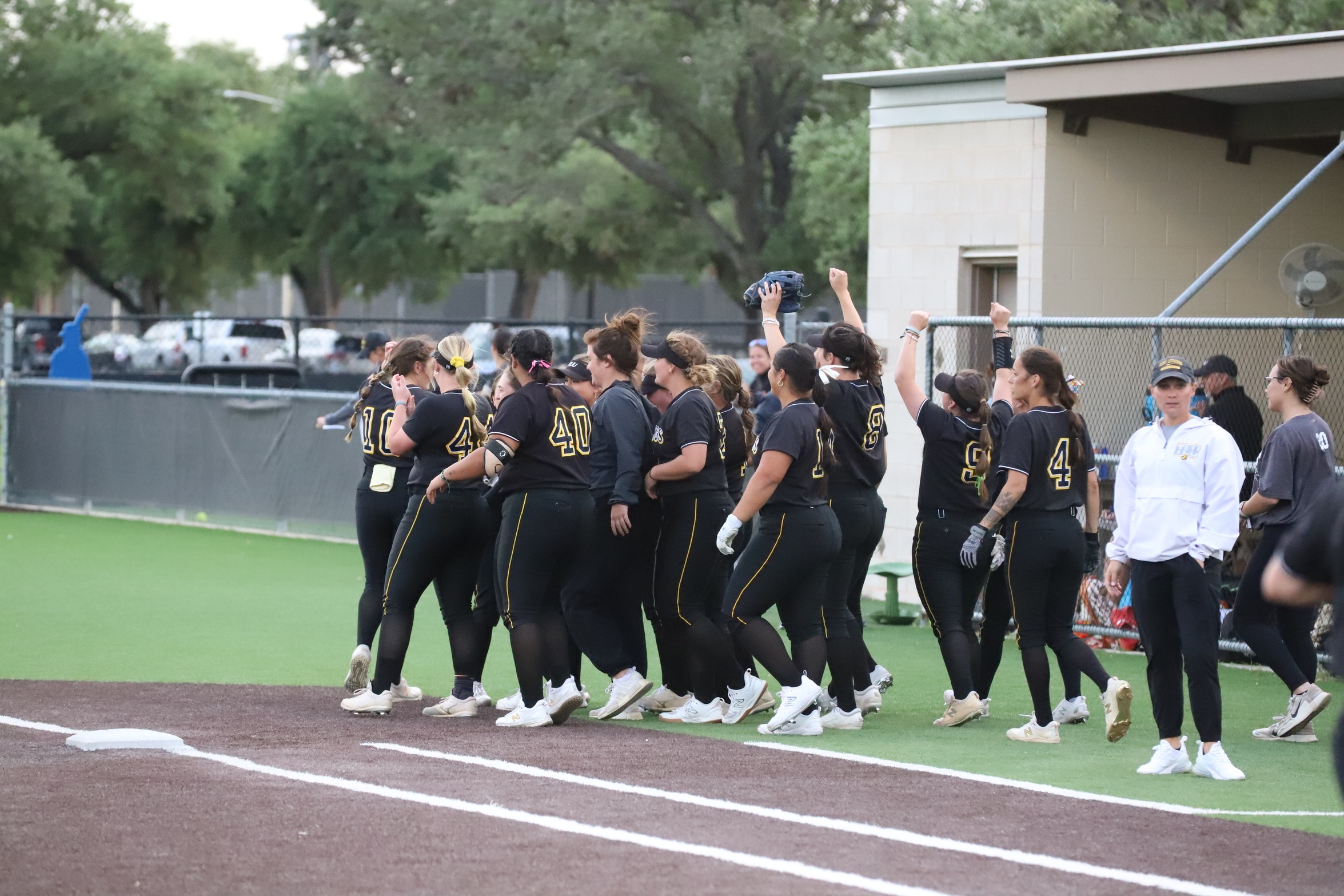SOFTBALL -- Bulldogs Walk-Off Southwestern to Take Game One, 4-3