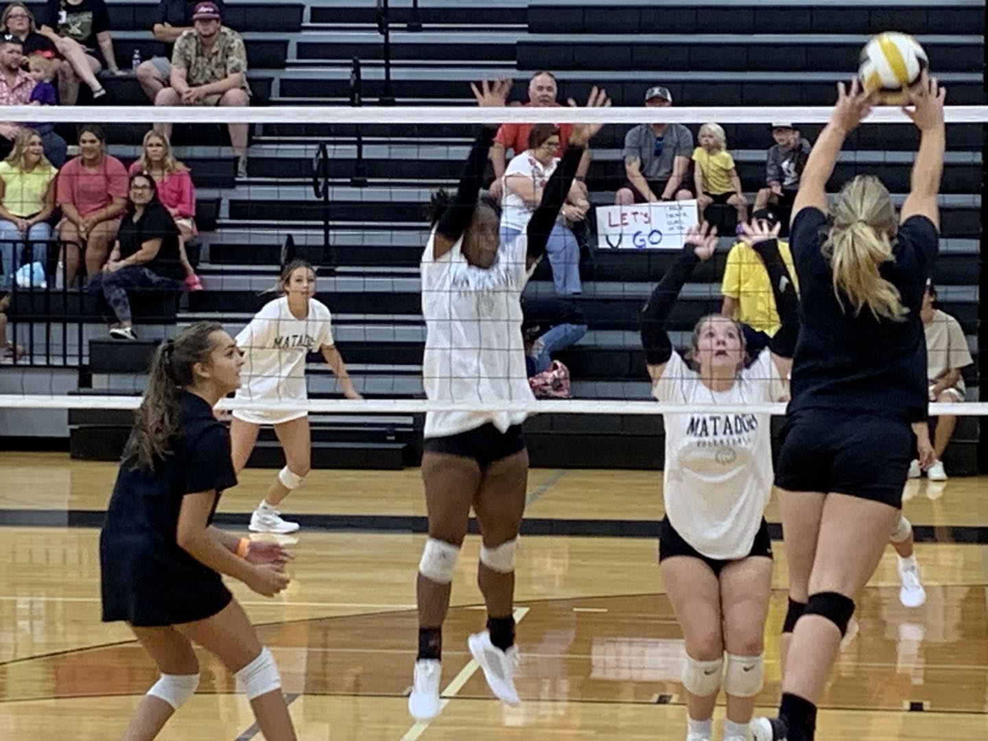 Navarro and Seguin Open Volleyball Season at Goldie Harris Monday Night