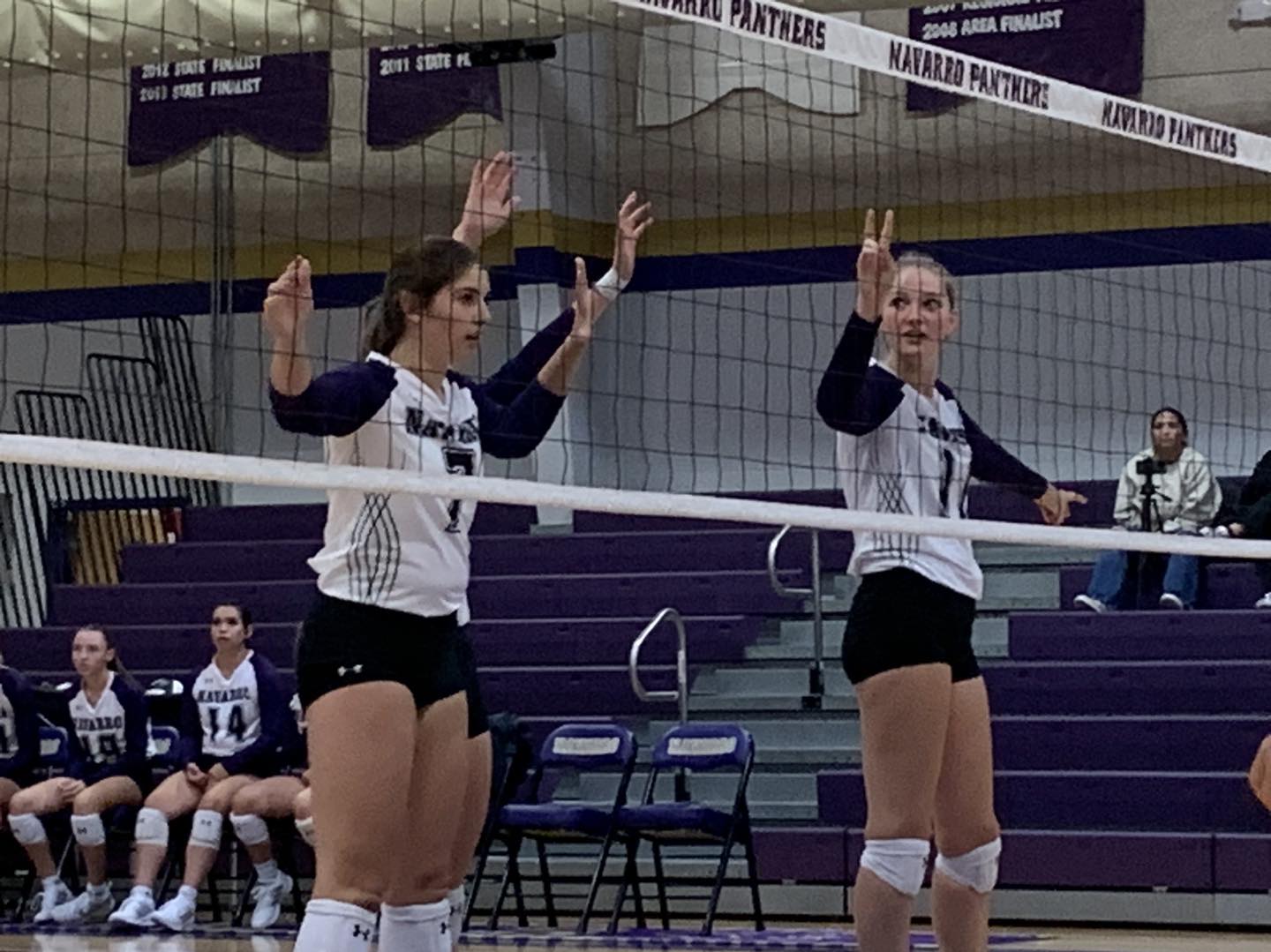 Navarro volleyball team splits first two home matches