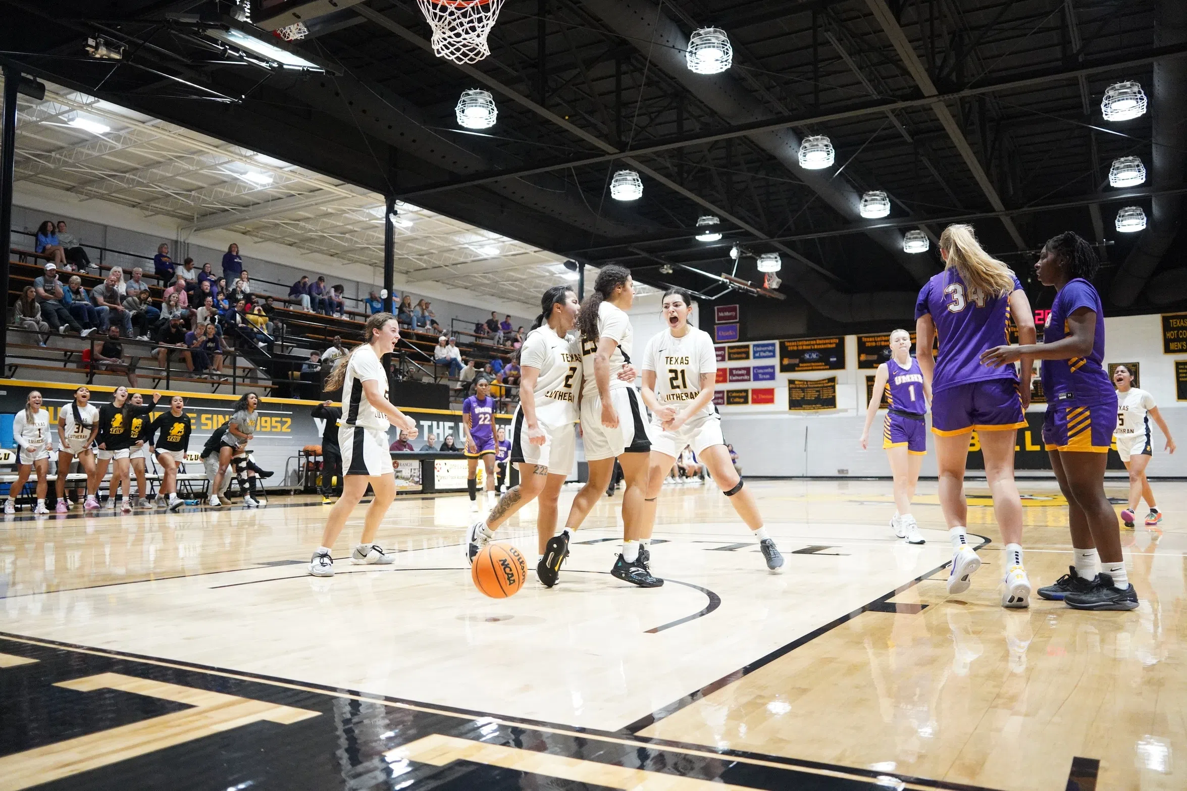 WOMEN'S BASKETBALL -- Jones Records Double-Double as Bulldogs Beat UMHB