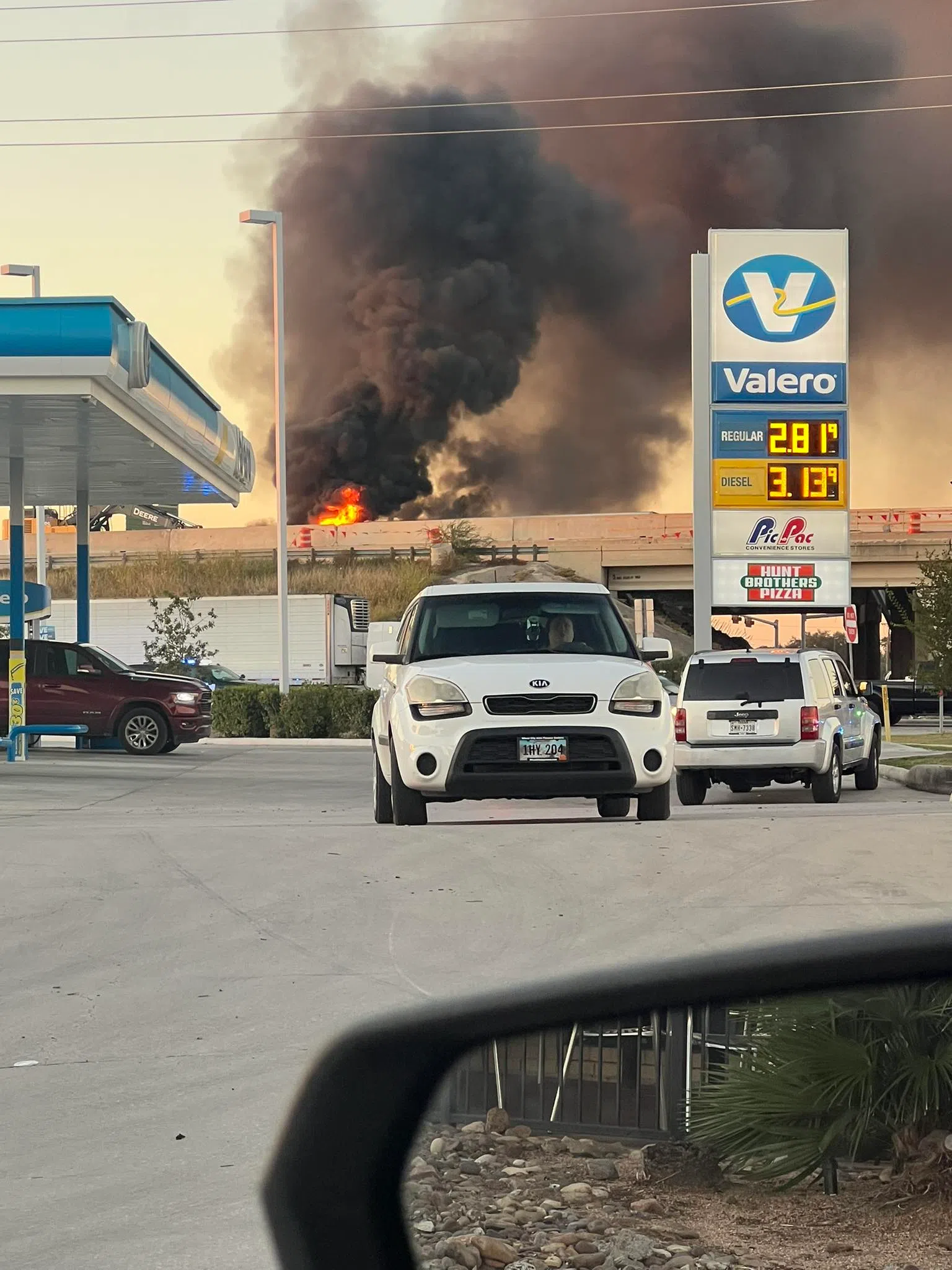 Fiery 18-wheeler crash shuts down I-10, State Highway 123 Bypass in Seguin