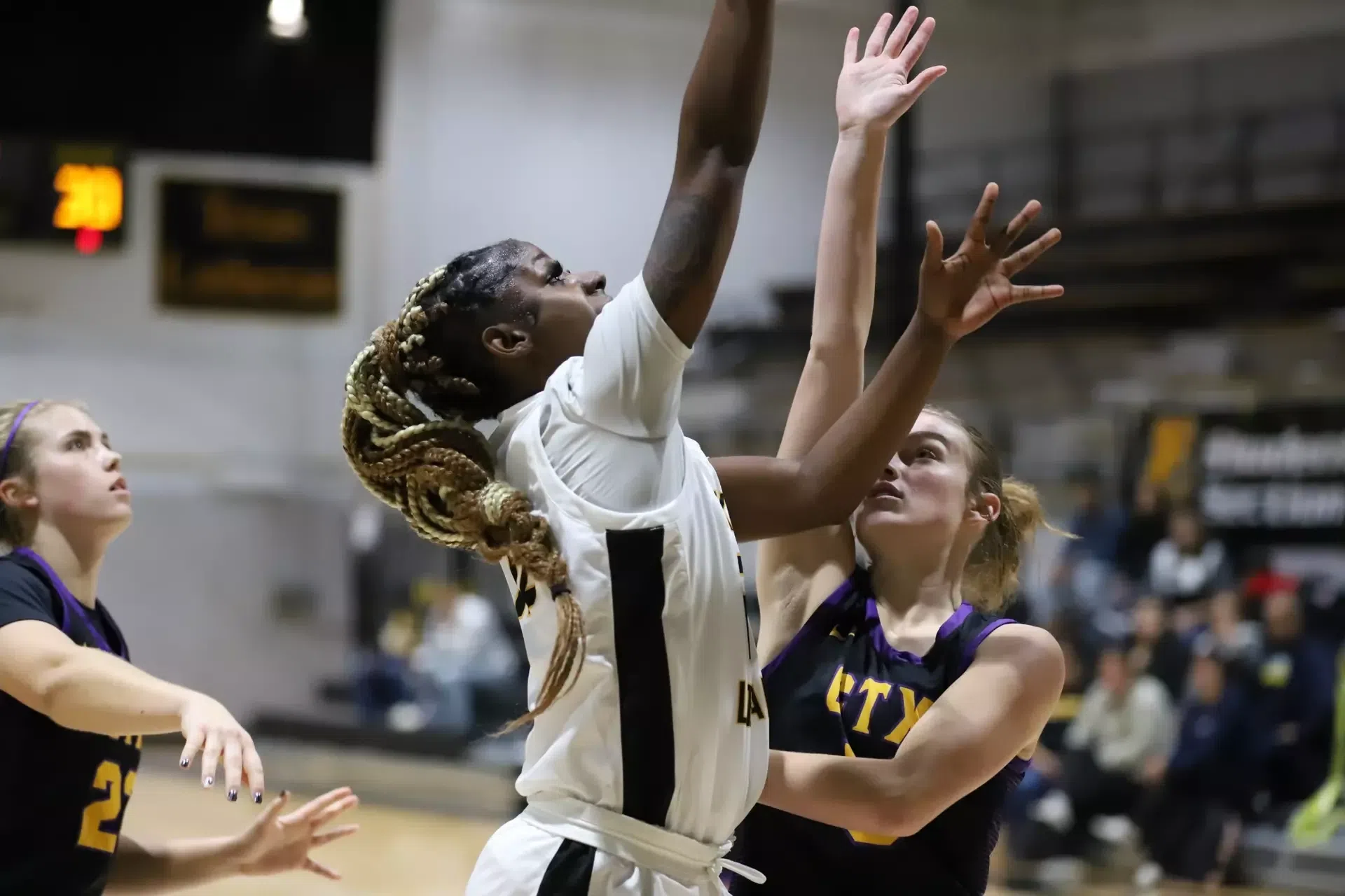 #RV Texas Lutheran Falls to UMHB, 76-65