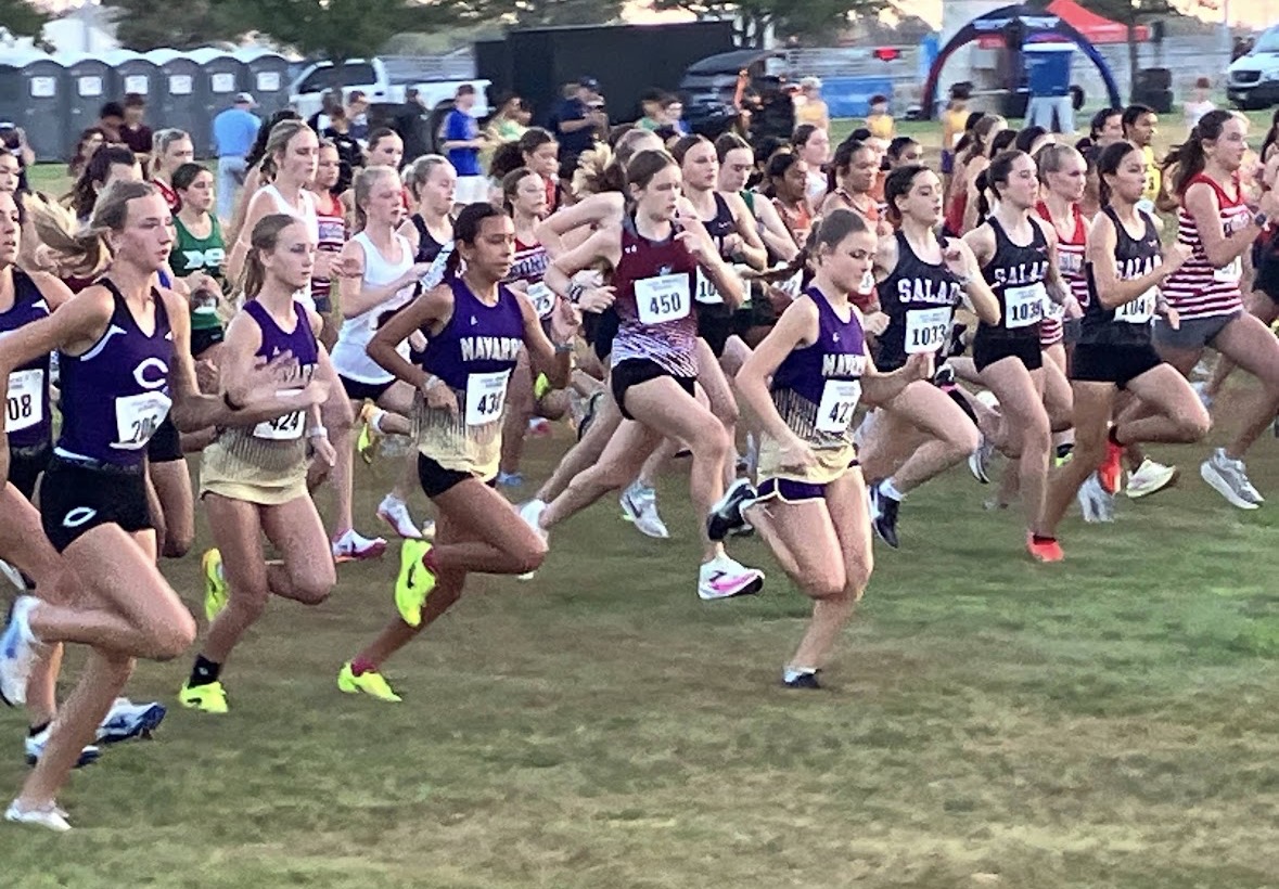 Navarro's Bading Stands Out in Crowded Cross Country Event