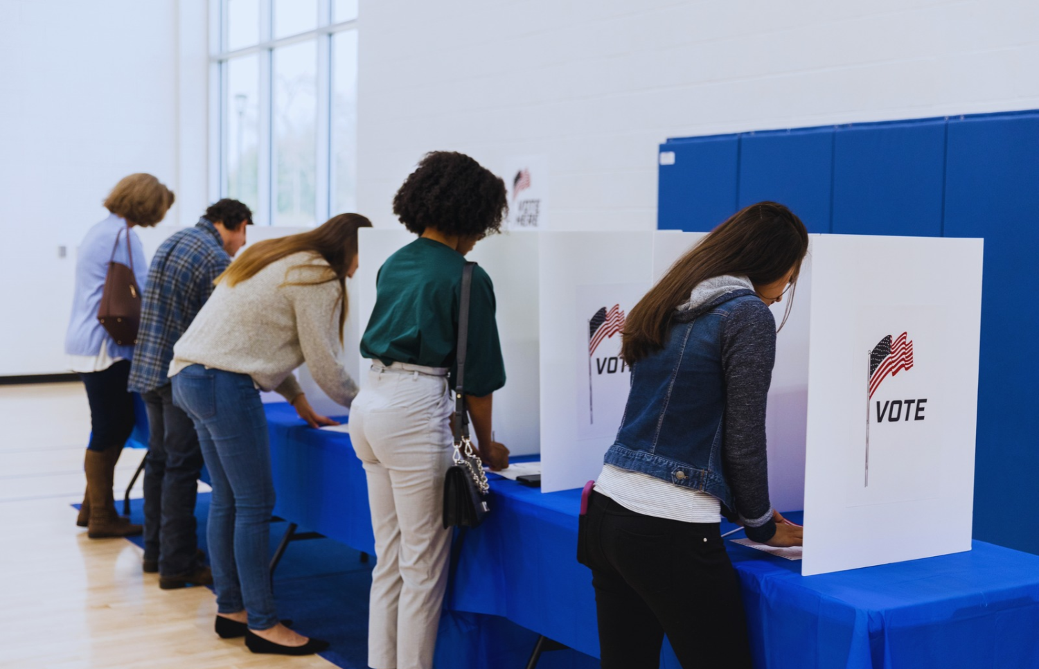 Ballot items continue to draw Texans to early voting polls