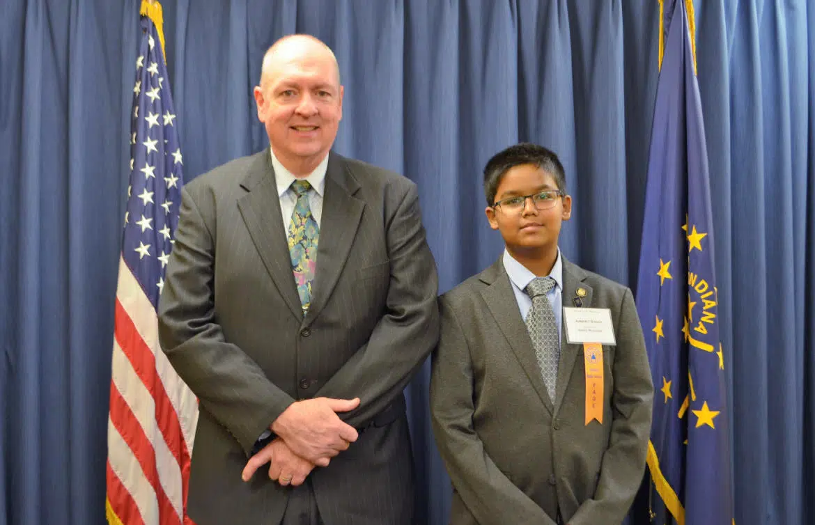 Sen. Greg Walker welcomes local students to Statehouse