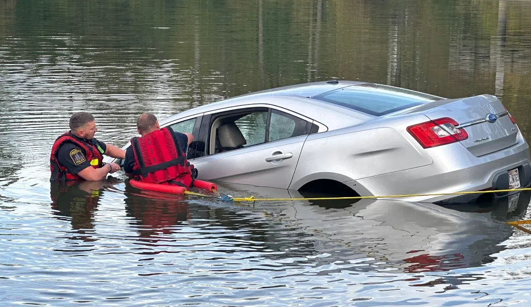 Columbus Fire and Police crews rescue driver from car submerged in Mill Race Park pond