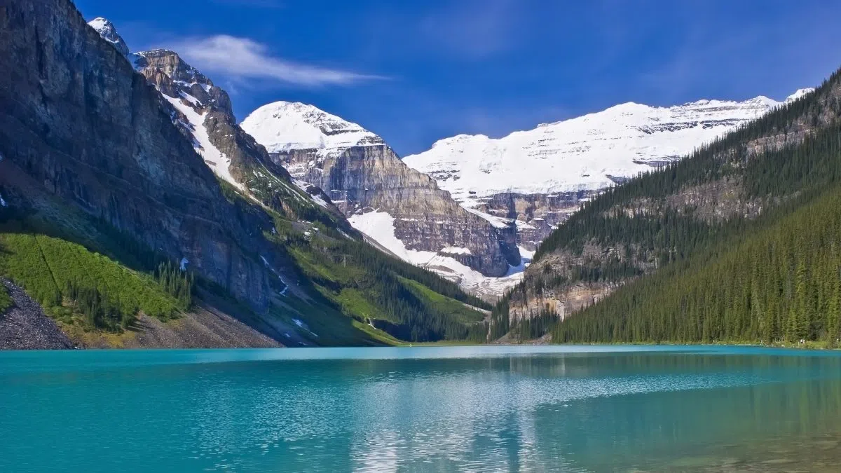 Tourist spending in Alberta reaches record $15.2 billion in 2025