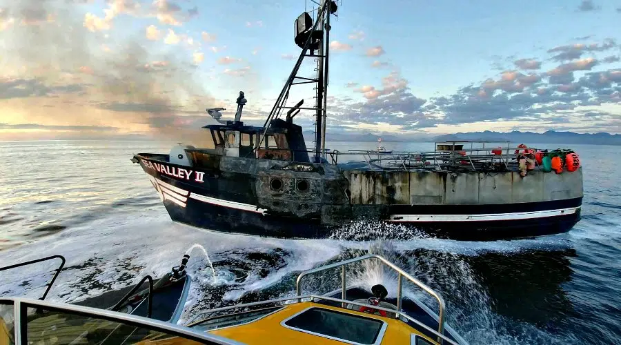 VIDEO: U.S. fishing boat sinks near Gabriola Island after fire, NanaimoNewsNOW