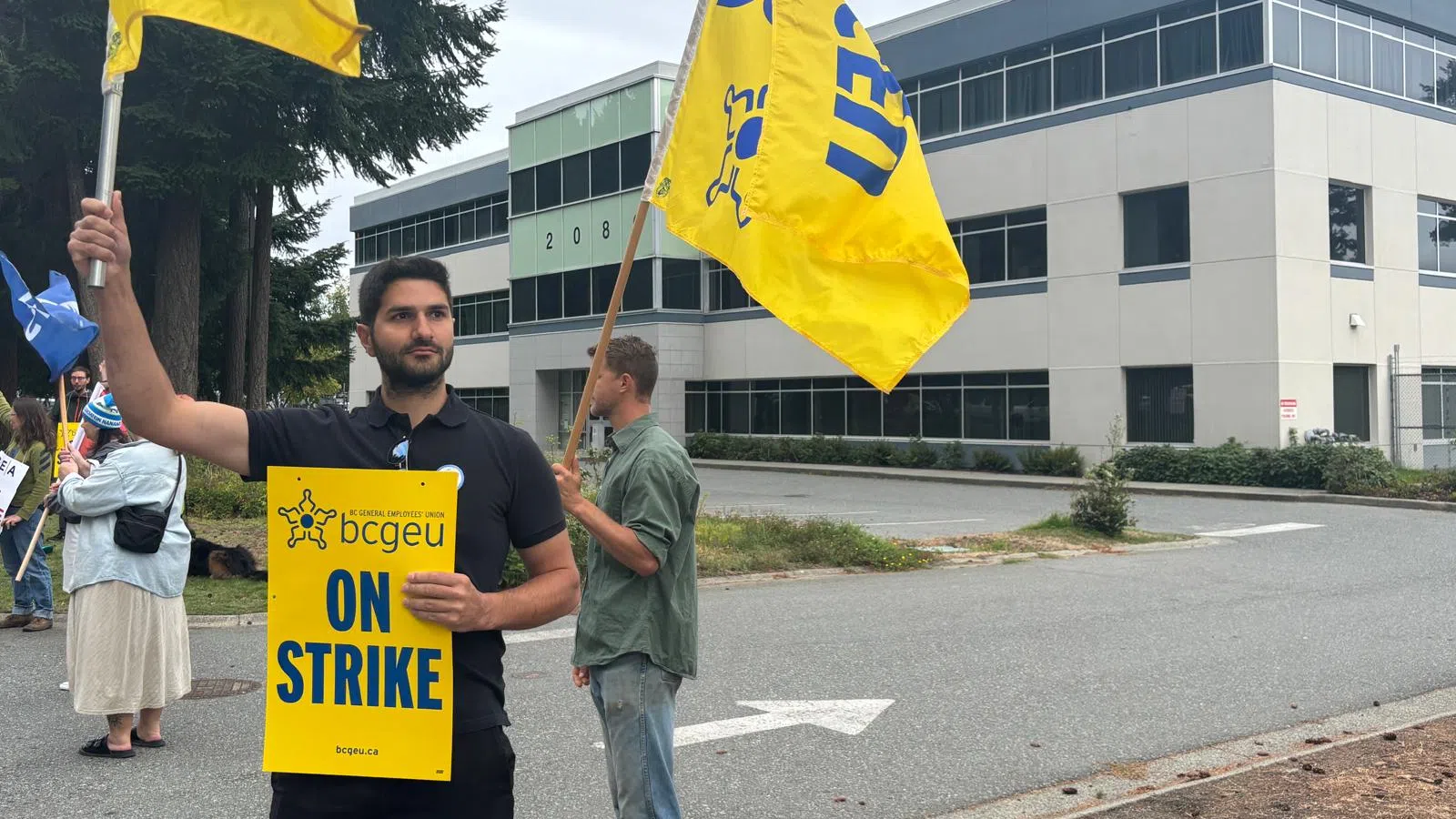 BCGEU says 4,000 workers on 22 pickets, including Nanaimo, as strike expands