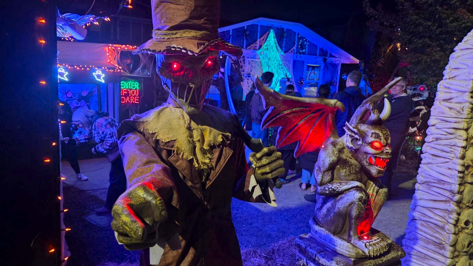 Crowds flock to popular Nanaimo Halloween haunted house display