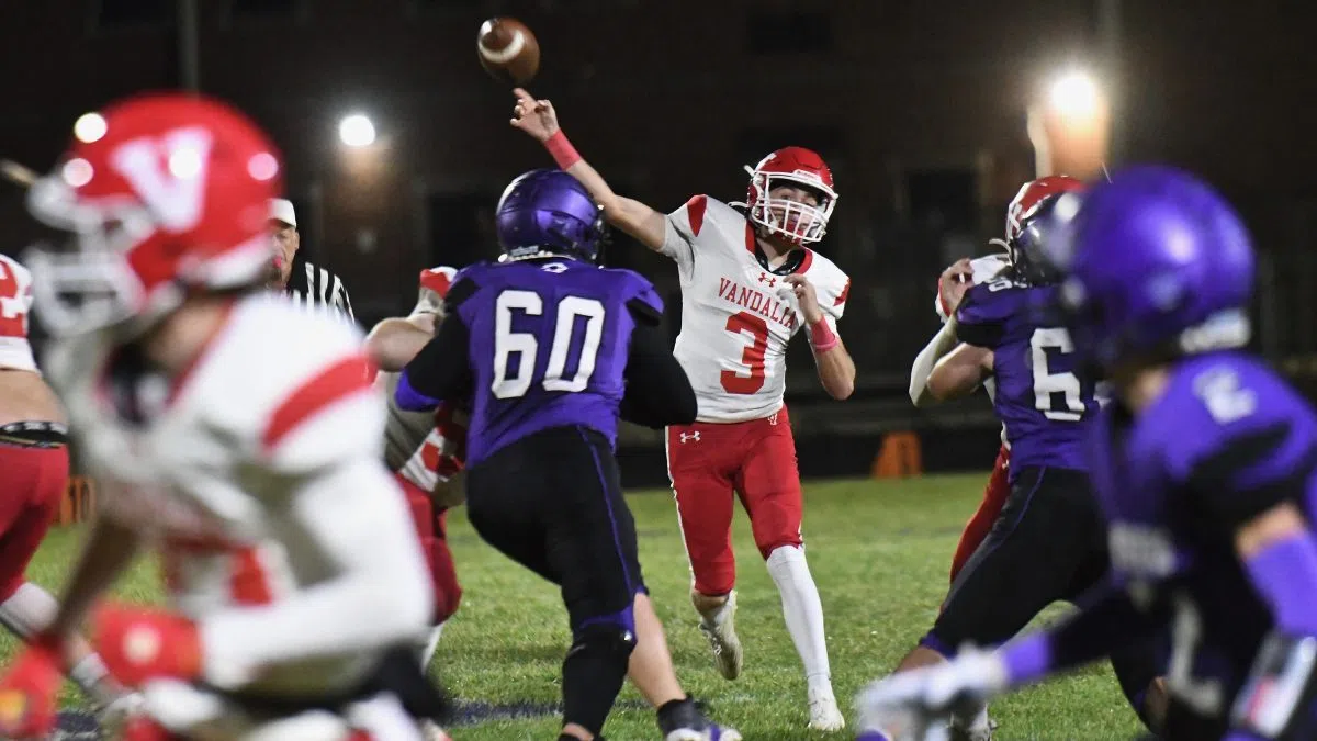 Vandals get off to big first half lead, roll to win over Litchfield to