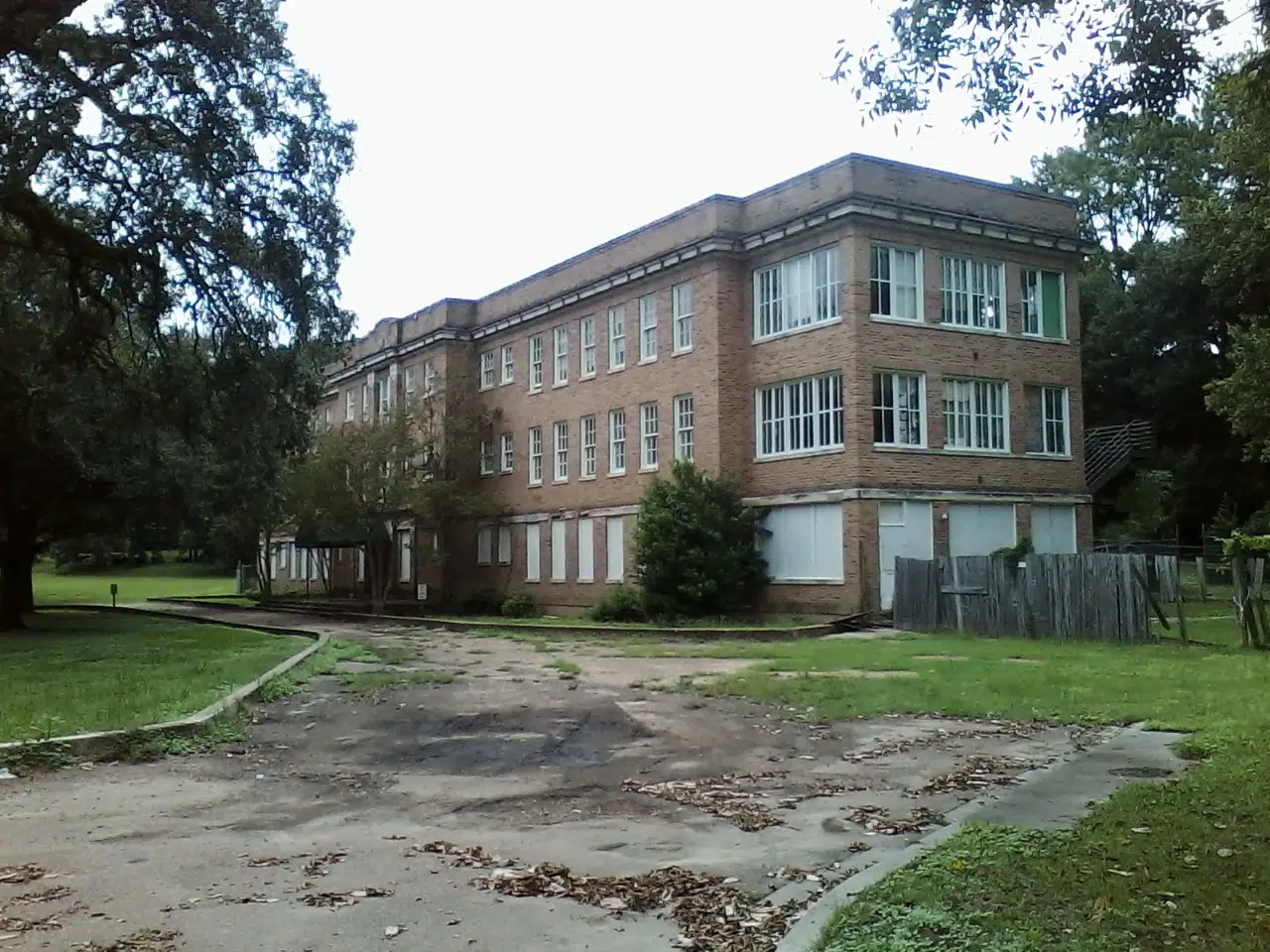 Divided Natchez board rejects sale of old hospital to adjacent antebellum mansion owners