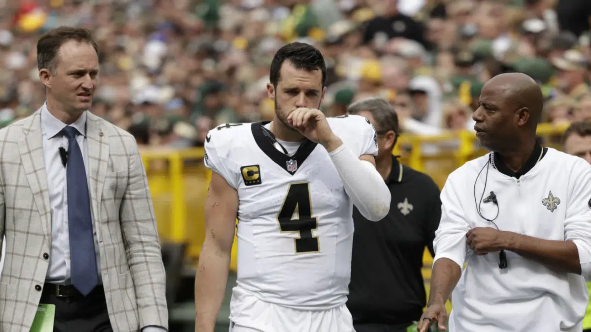 Saints’ Derek Carr Getting Evaluated For Shoulder Injury After Loss To ...