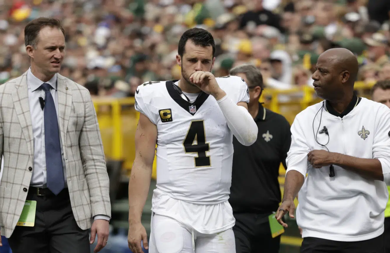 Saints' Derek Carr getting evaluated for shoulder injury after loss to Packers