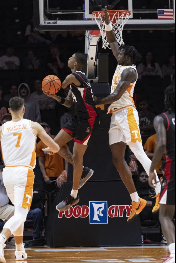 Hansel Enmanuel making an impact for Austin Peay on court with his 1 arm