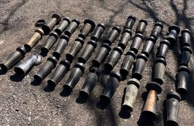 Vases and urns stolen from cemeteries recovered by divers at the bottom of lake - Vimarsana News