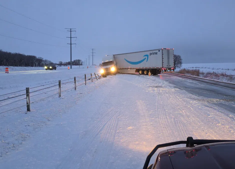 Minnesota State Patrol responds to multiple jackknifed semis on I-94