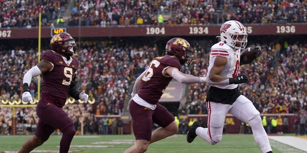 Badgers beat Gophers 28-14 to take back Paul Bunyan's Axe behind Allen's ground attack | The Mighty 790 KFGO - Vimarsana News