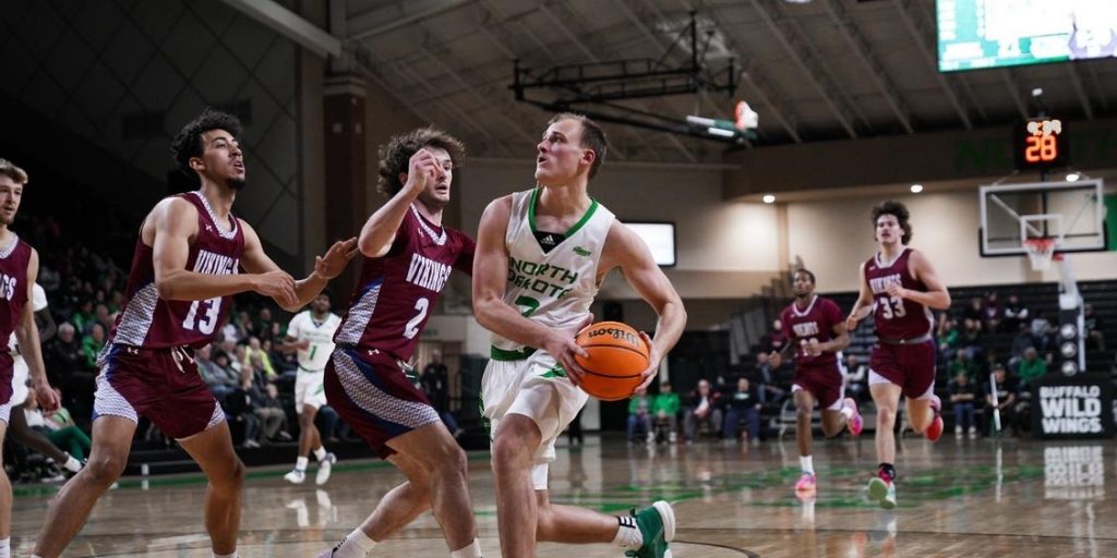 Fighting Hawks Win Third Straight, Defeat Pacific 73-71 - Vimarsana News