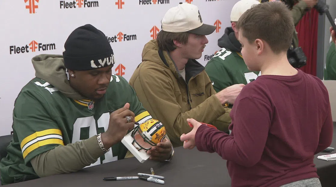 Packers fans trade donations for players’ autographs to aid Red Kettle campaign