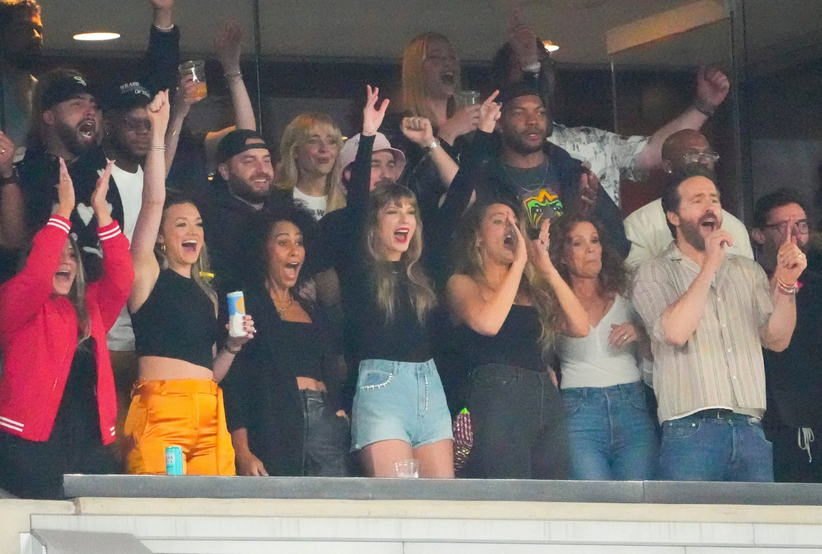 Taylor Swift watches Travis Kelce, Chiefs take on the Jets at MetLife  Stadium - Washington Times