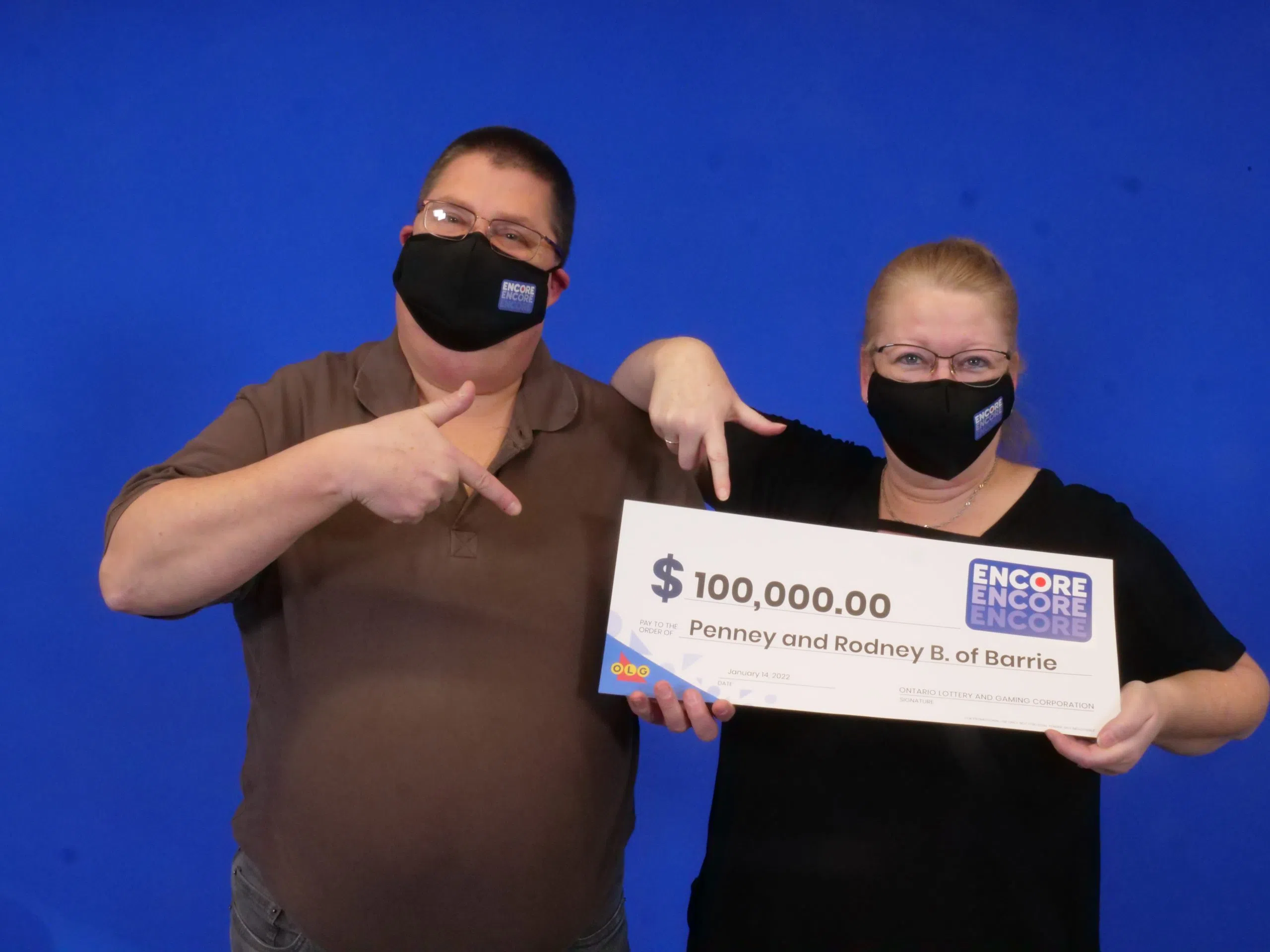 Barrie Couple Celebrates $100,000 Lotto Win