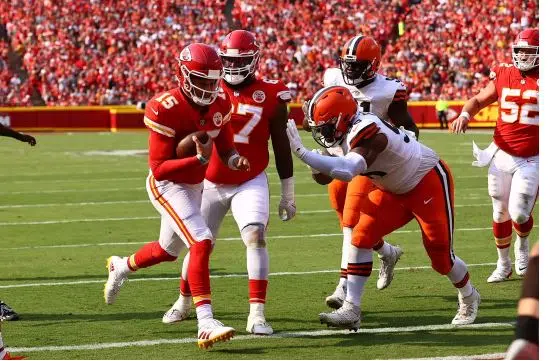 Kansas City Chiefs rally for 33-29 win over Cleveland