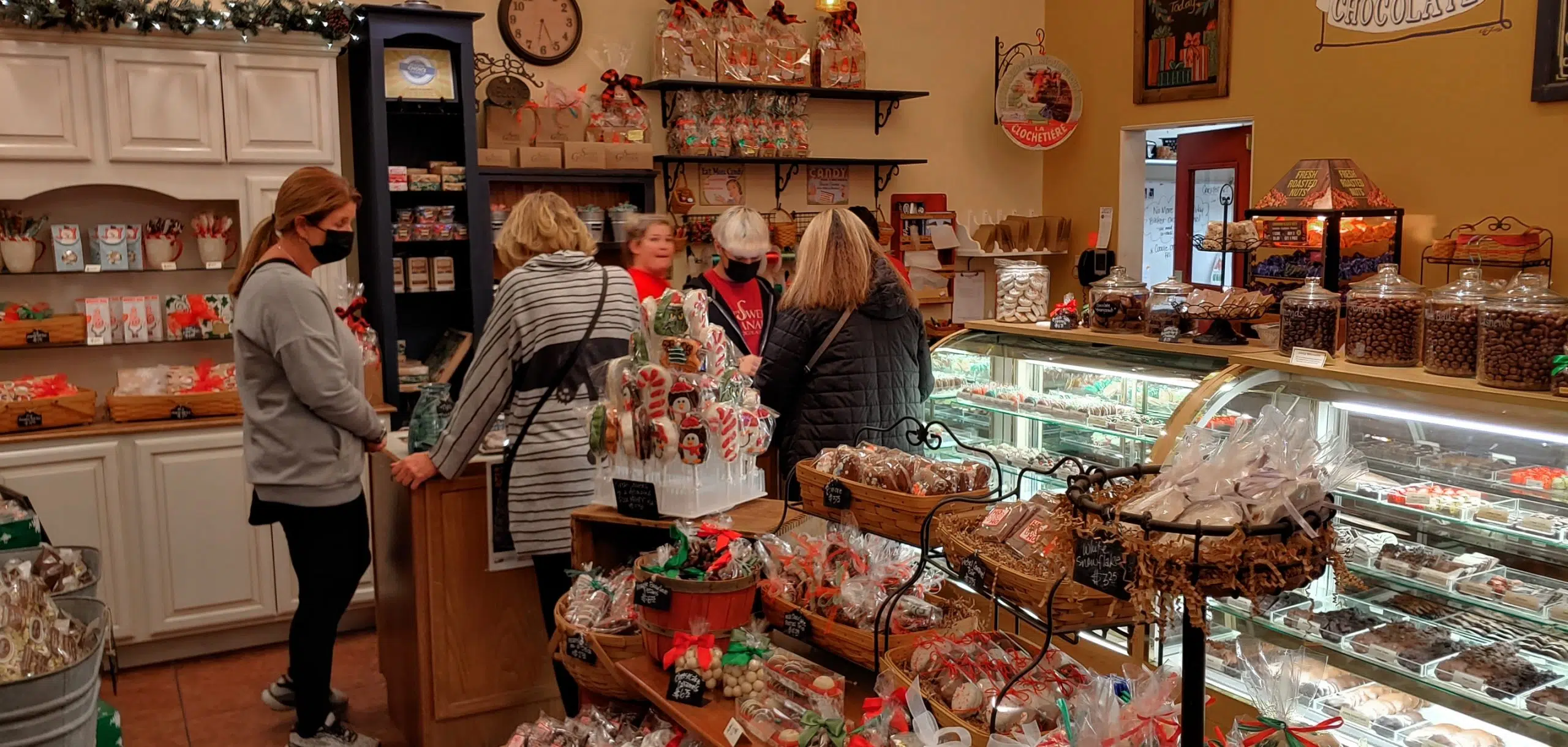 Moonlight Madness drives shoppers to local retailers as holiday shopping season continues