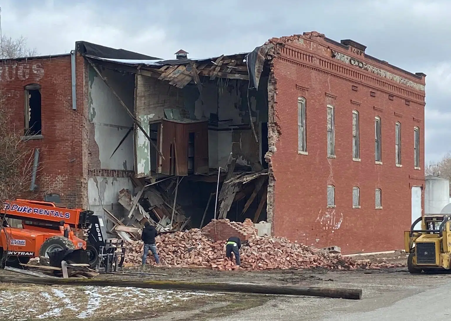 Hartford landmark Bill's Hardware in demolition process