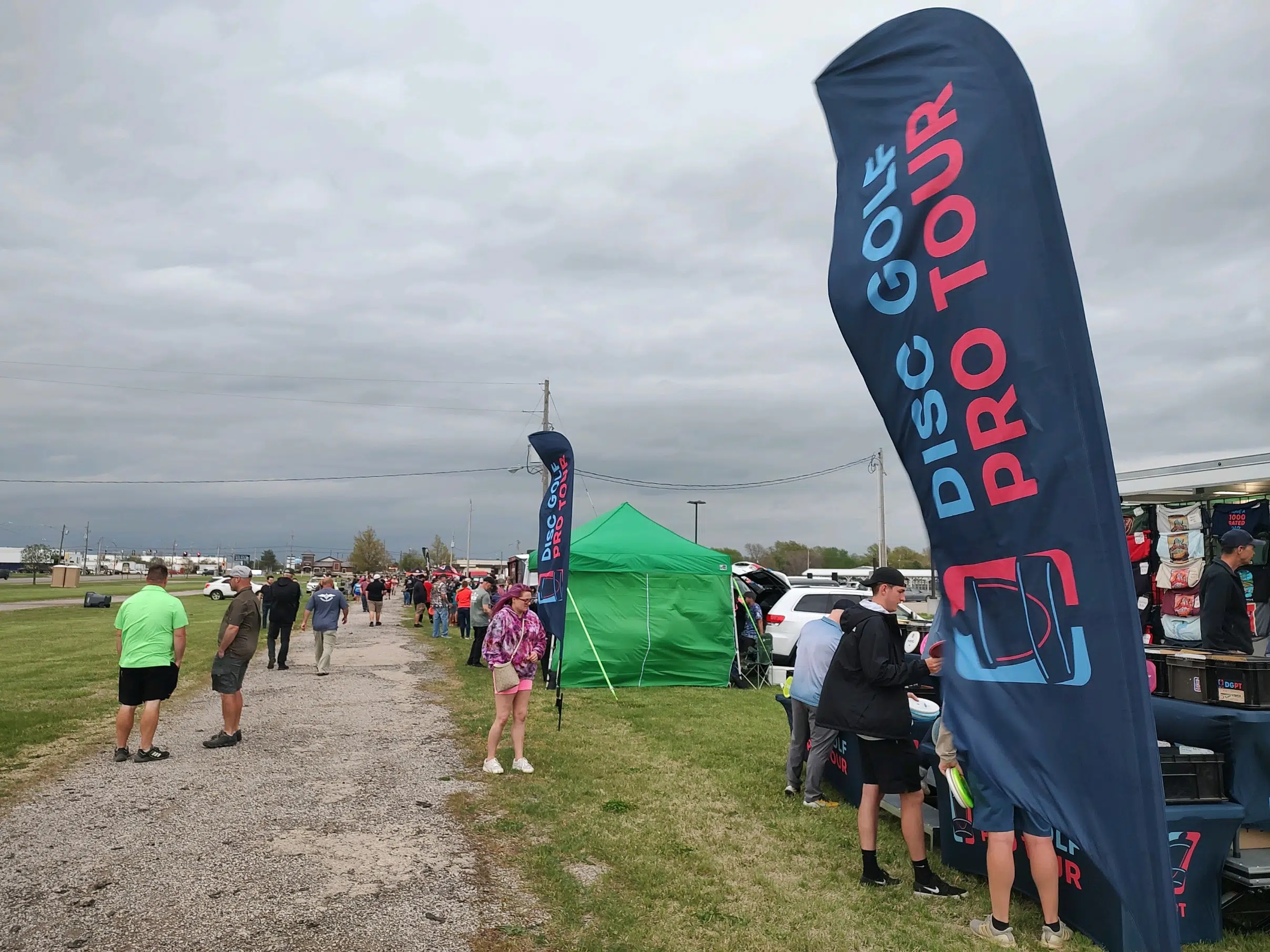 Bonfire or no bonfire, disc golf community gathers for traditional get together on Lyon County Fairgrounds Friday night