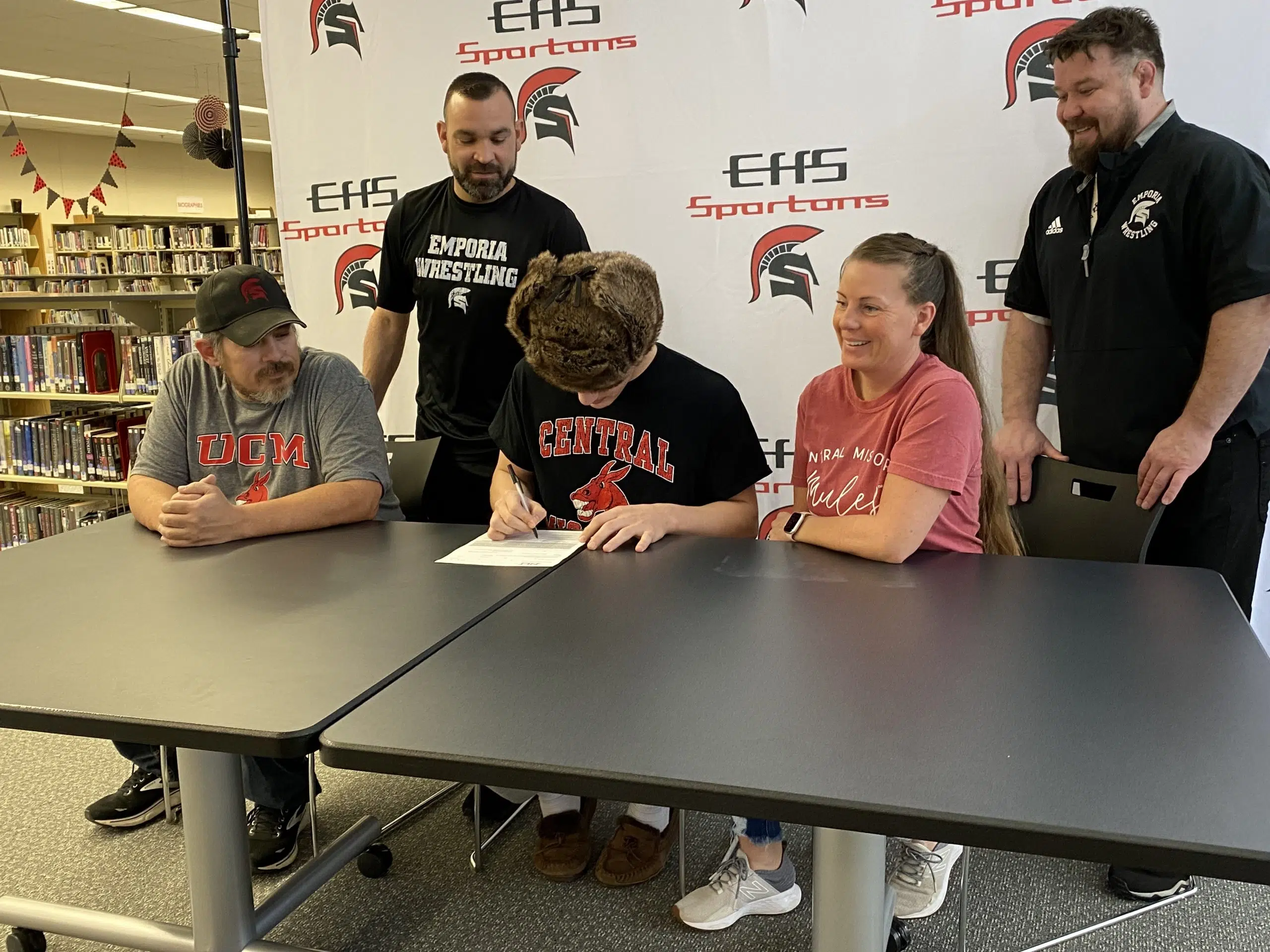 Emporia High's Xerarch Tungjaroenkul signs to wrestle at Central Missouri