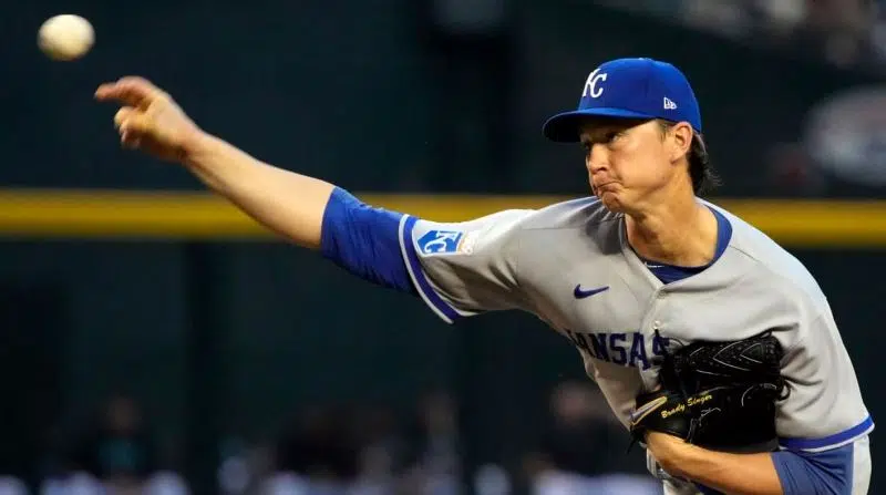 Kansas City Royals hold on for 5-4 win over Arizona