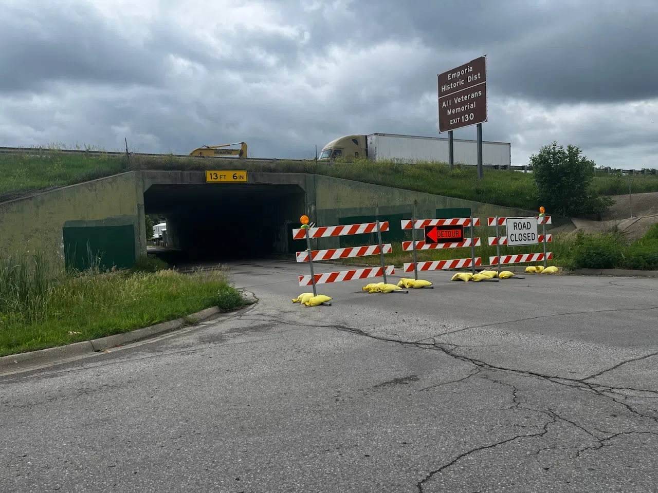 Head-to-head traffic underway as Lincoln Street closes at I-35 bridge