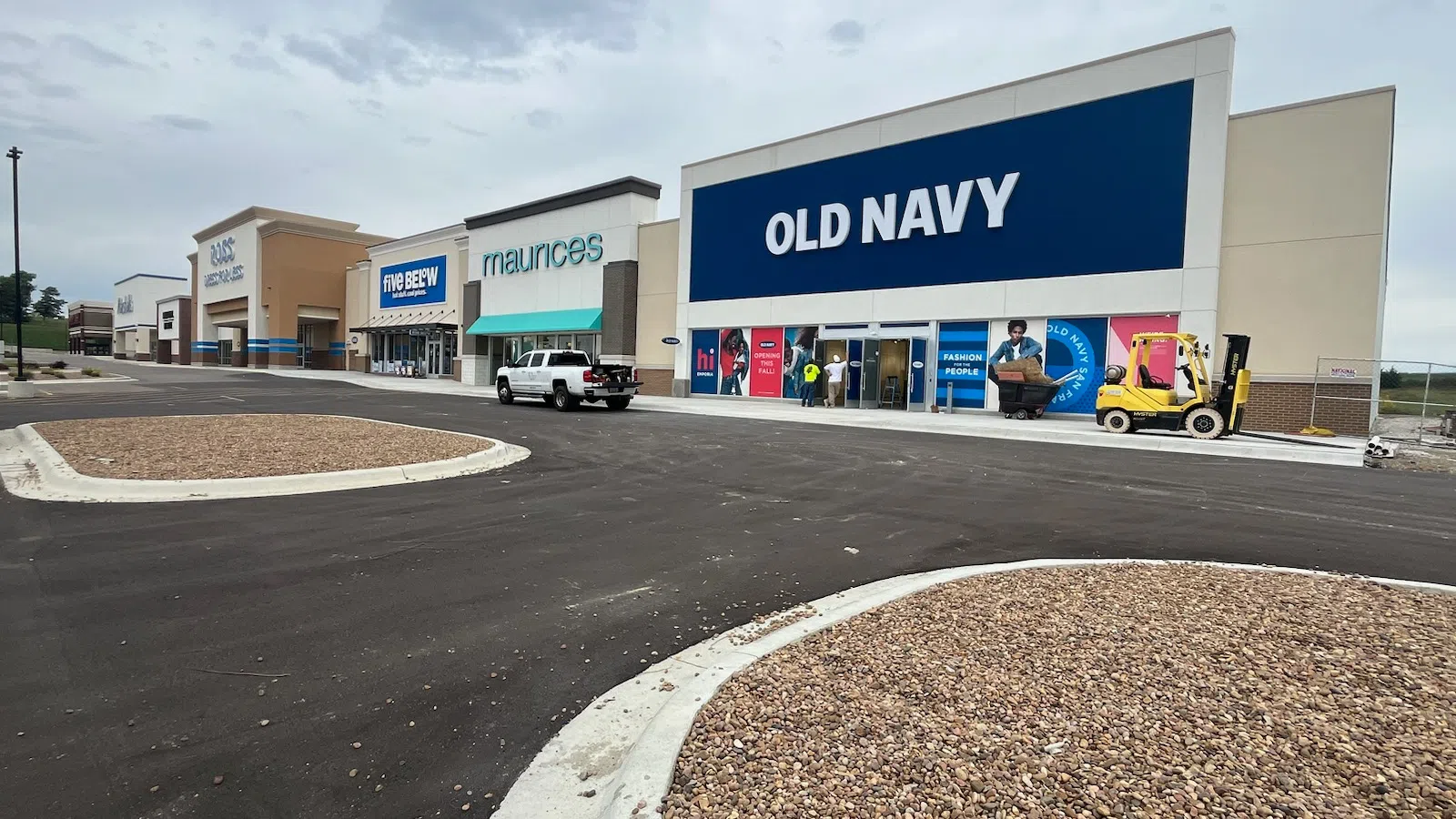 Old Navy in final preparations for grand opening