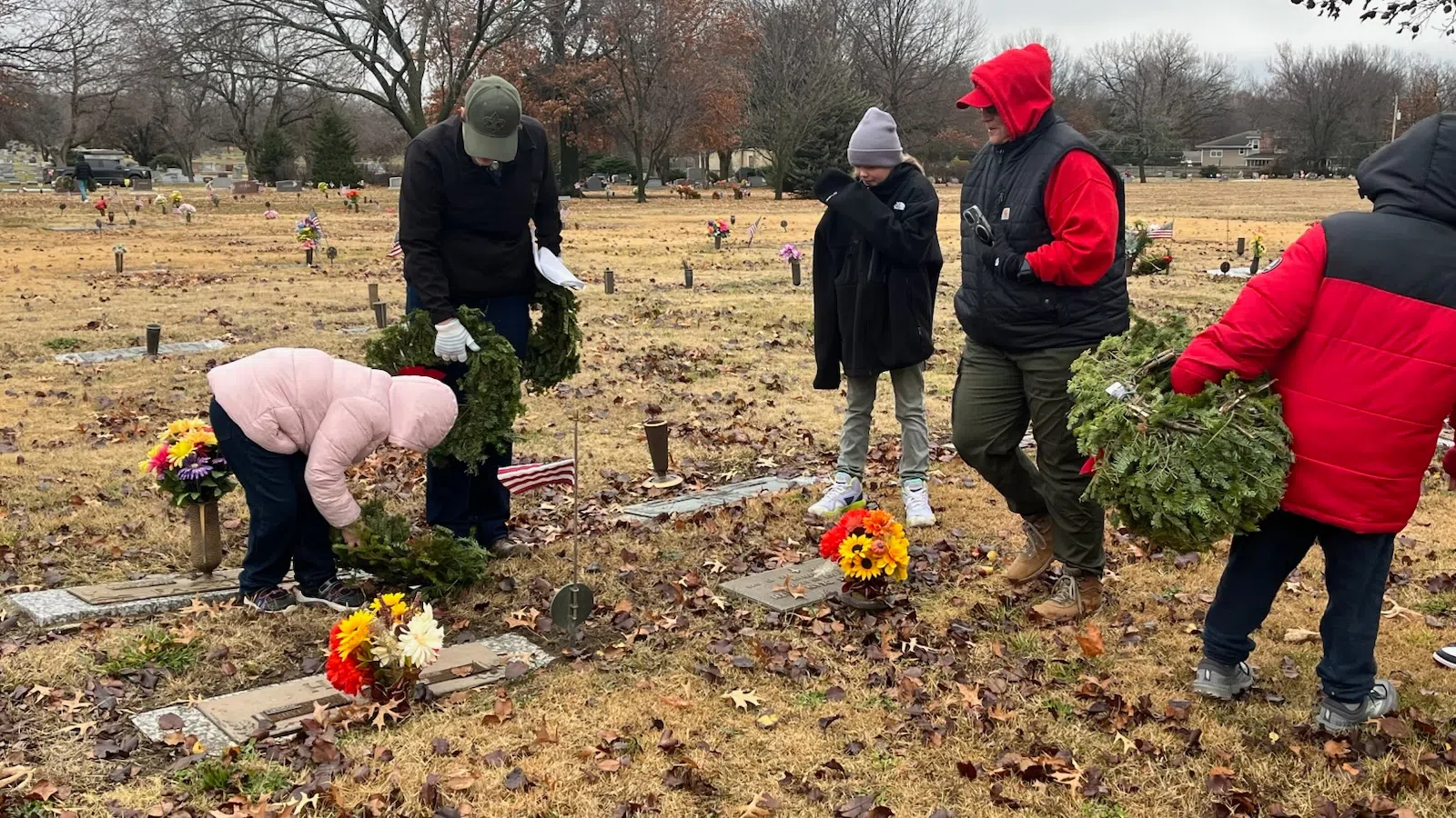 'We're not gonna forget them:' Over 660 wreaths placed at Maplewood Memorial Lawn Cemetery for Wreaths Across America