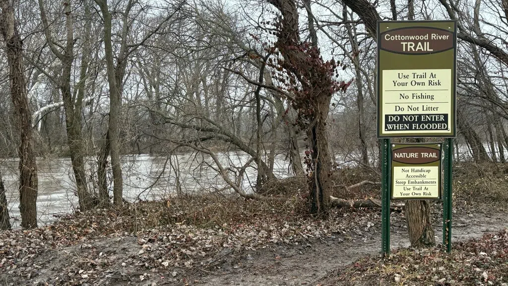 Cottonwood now in flood warning at Emporia, warning continues for Neosho at Neosho Rapids