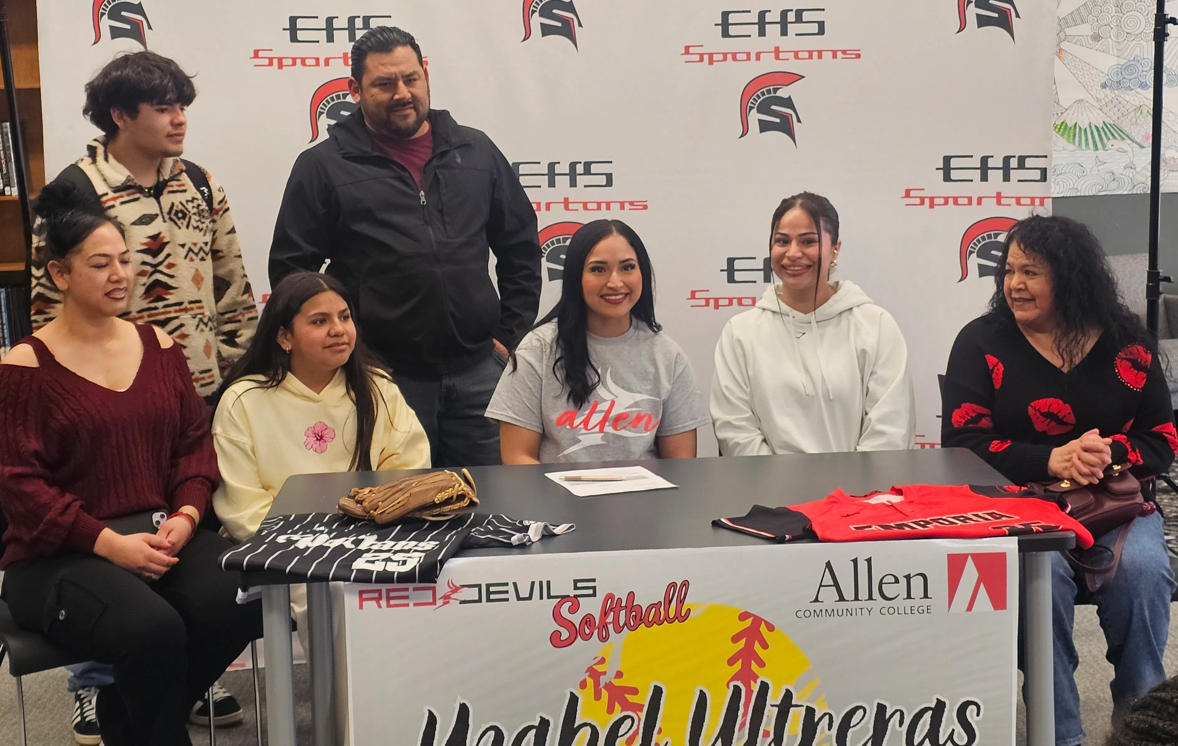 Yzabel Ultreras Signs with Allen Community College