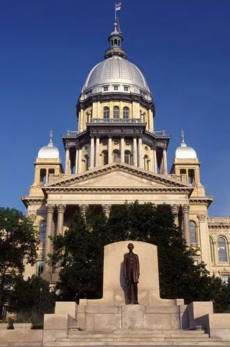 Illinois Higher Ed Board Approves Smaller Budget Request 