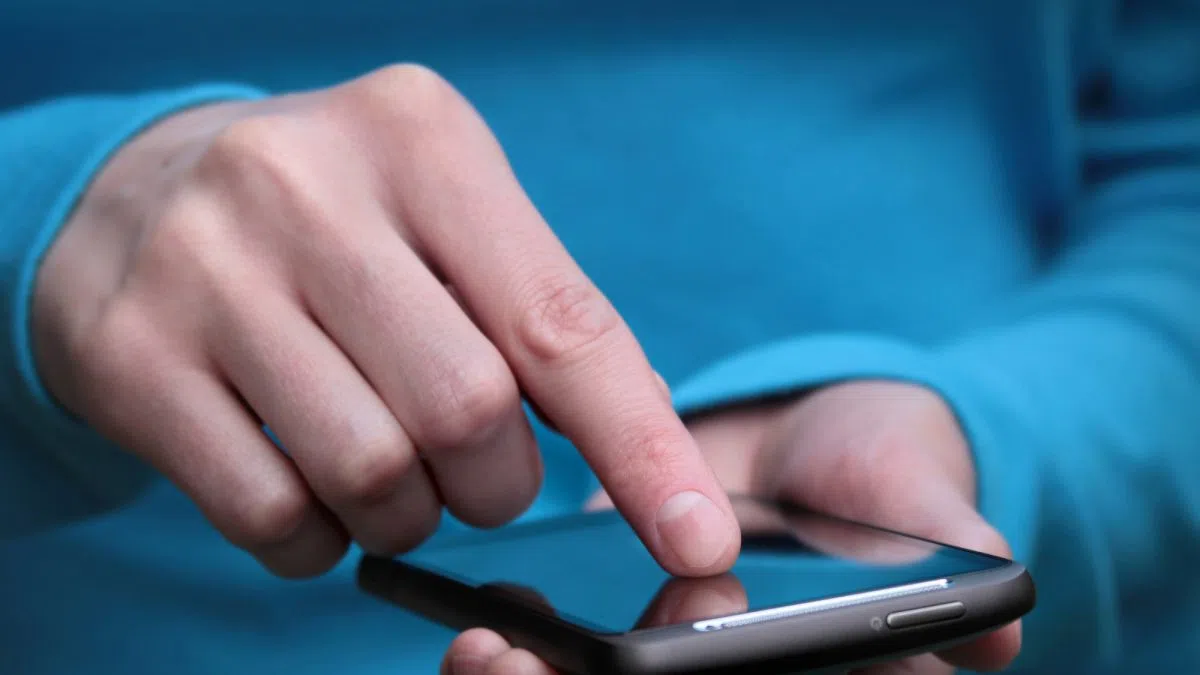 Cell phone bill advances in legislature