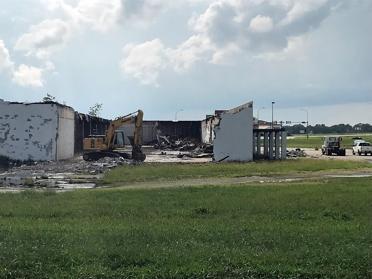 Demolition ongoing on former Vandalia Wal-Mart building 