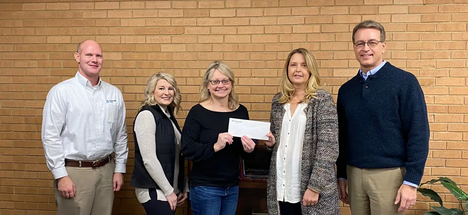 Crossroads Bank Donates To United Way Of Effingham County Effingham Radio