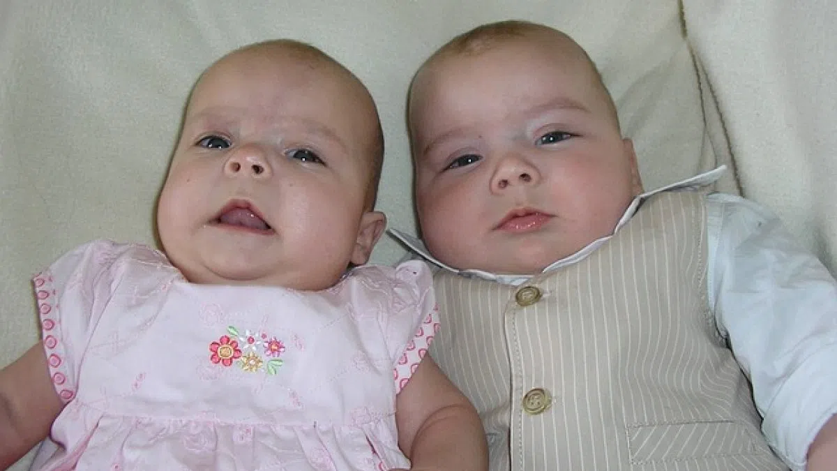 twins-born-in-separate-years-neuhoff-media-lafayette