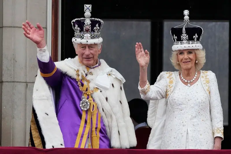 Coronation: Crowds roar for the King and Queen as they appear on Buckingham  Palace balcony