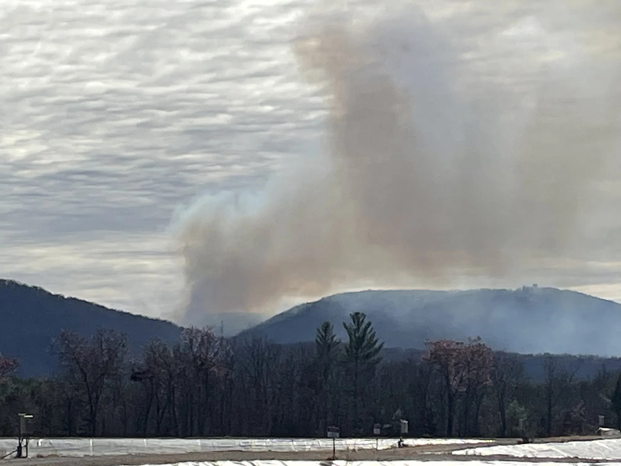 Portions of Renegade Mountain in Crab Orchard Evacuated Due to Structure  and Woods Fires | 102.5 WOW COUNTRY | Today's Country \u0026 the Legends!, image size:2000x1500