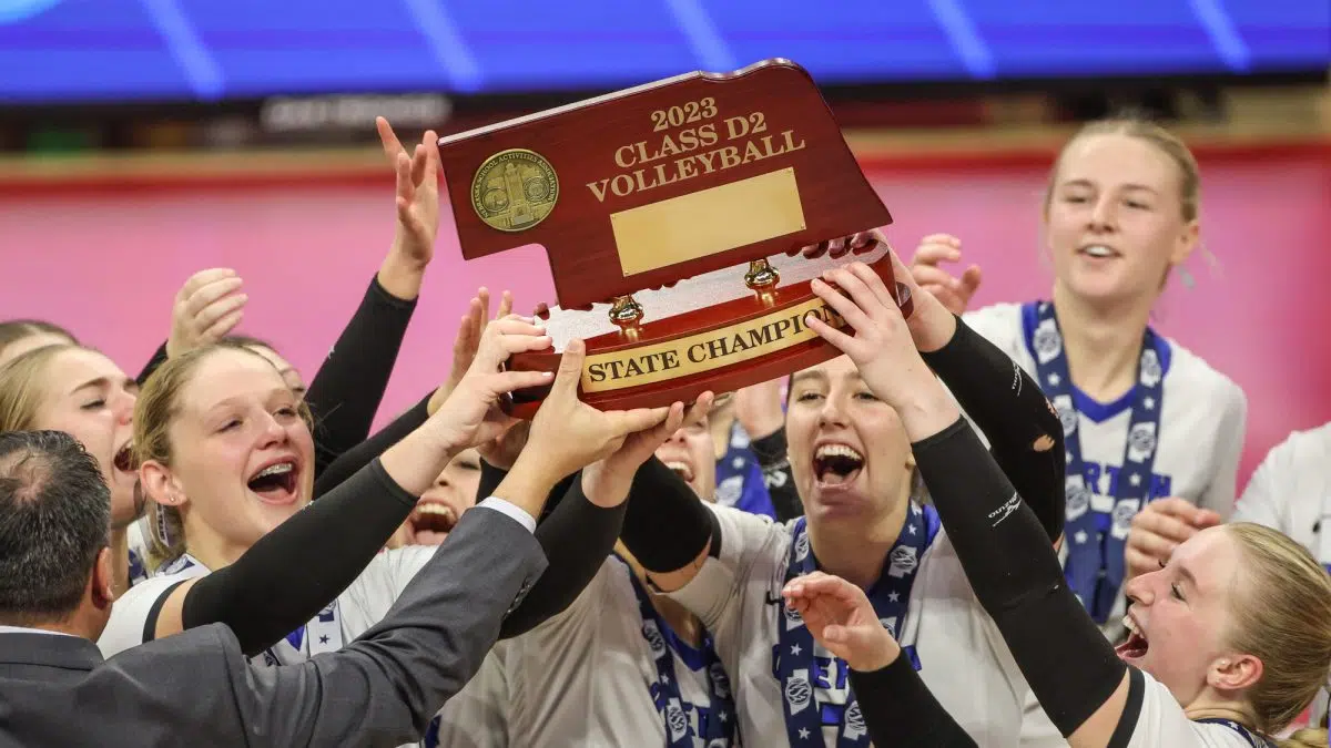 Overton sweeps Cambridge, wins first state volleyball title Y102