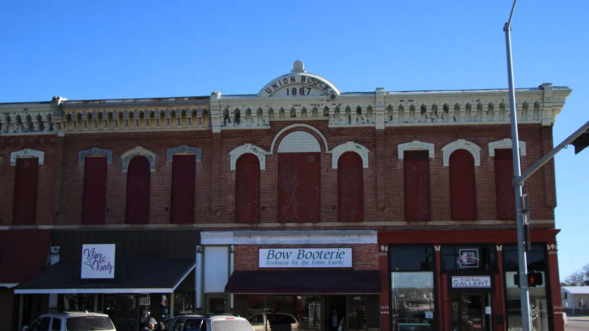 Crossroads Mission Avenue announces ribbon cutting for Broken