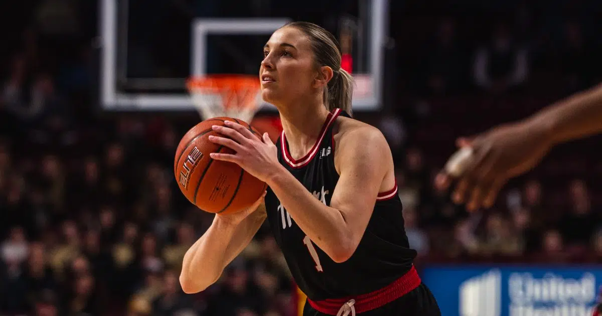 Women's basketball falls to Florida in buzzer-beater, routs Northeastern at  home