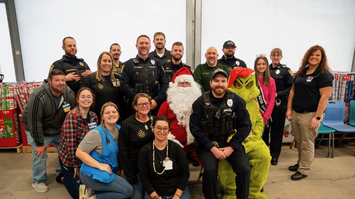 60 kids go shopping with Shop with a Cop in Salem