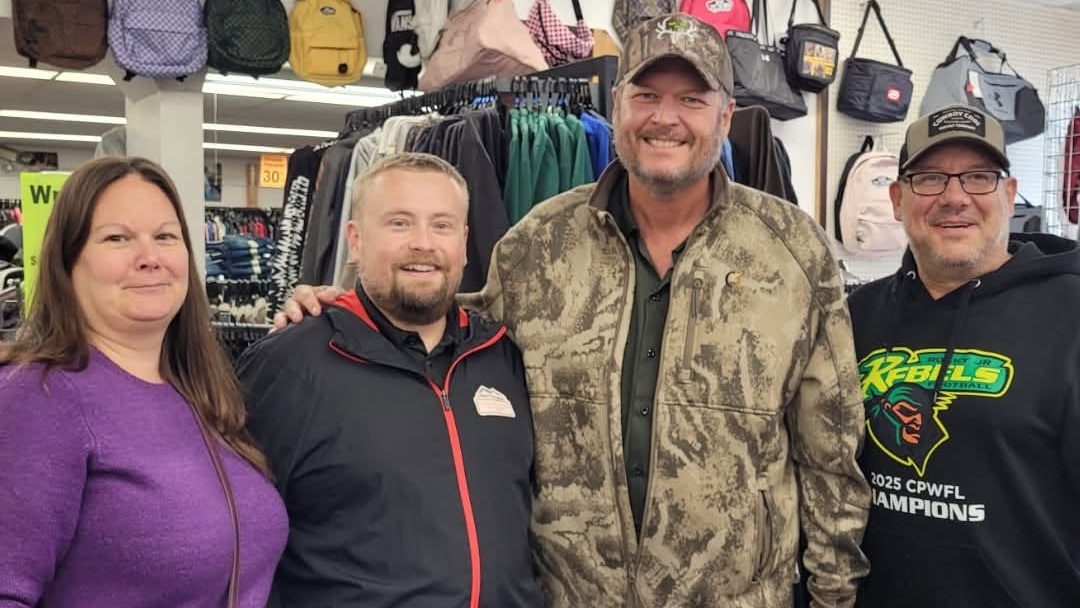 Blake Shelton visits Rocky Mountain House